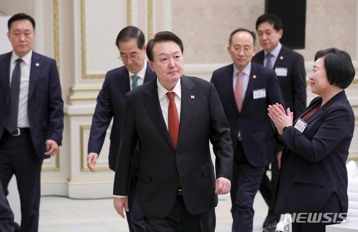 [서울=뉴시스] 홍효식 기자 = 윤석열 대통령이 30일 오후 청와대 영빈관에서 열린 금융위원회 업무보고에 입장하고 있다. 2023.01.30. yesphoto@newsis.com