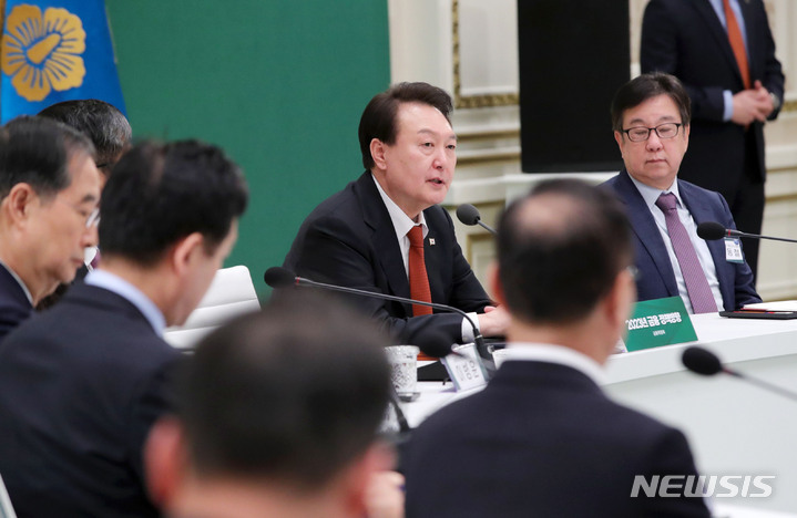 [서울=뉴시스] 홍효식 기자 = 윤석열 대통령이 30일 오후 청와대 영빈관에서 열린 금융위원회 업무보고에서 발언하고 있다. 2023.01.30. yesphoto@newsis.com