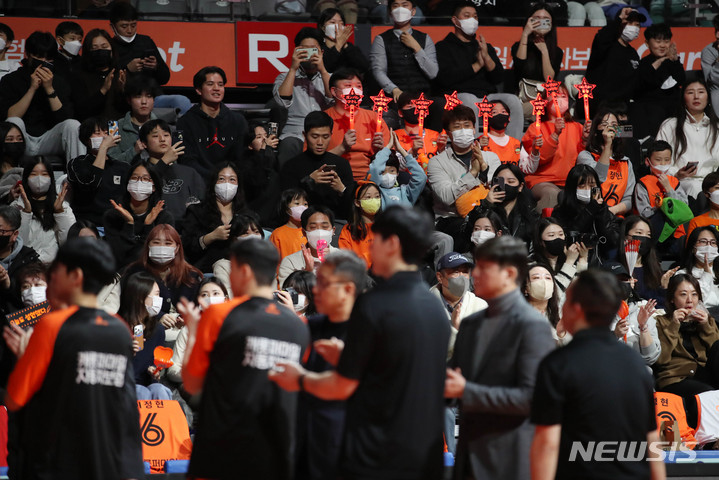 [고양=뉴시스] 조성우 기자 = 실내 마스크 착용 의무가 해제된 30일 오후 고양시 고양체육관에서 열린 2022-2023 프로농구 고양 캐롯과 서울 삼성의 경기를 찾은 관중들이 응원을 하고 있다. 2023.01.30. xconfind@newsis.com