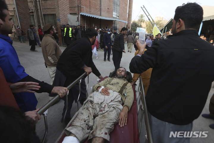 [페샤와르=AP/뉴시스] 30일(현지시간) 파키스탄 페샤와르의 한 이슬람 사원과 경찰서 부근에서 자살폭탄 테러가 발생, 경찰과 구조대가 부상자를 이송하고 있다. 2023.01.31.