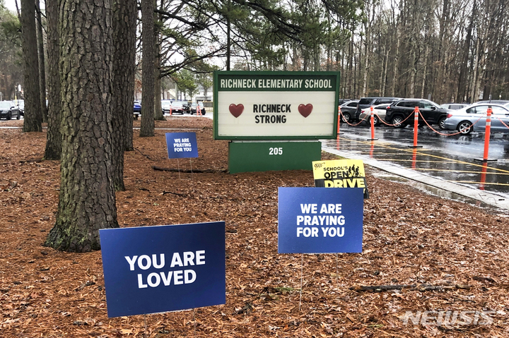 [뉴포트뉴스( 미 버지니아주)= AP/뉴시스] 리치넥 초교 1년생 남아의 교사 총격 사건이 일어난지 거의 한 달이 된 1월 30일에 뉴포트 뉴스 리치넥 초교 입구에 세워져 있는 격려의 글 팻말들.&nbsp; 