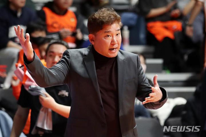 [고양=뉴시스] 조성우 기자 = 30일 오후 고양시 고양체육관에서 열린 2022-2023 프로농구 고양 캐롯과 서울 삼성의 경기, 캐롯 김승기 감독이 지시하고 있다. 2023.01.30. xconfind@newsis.com