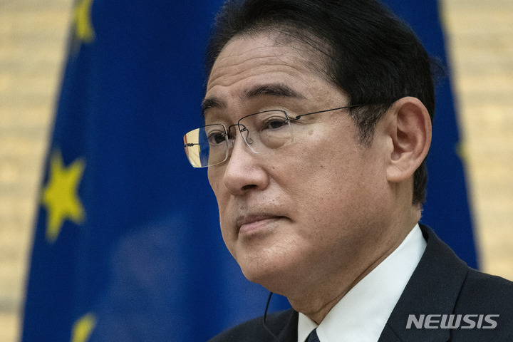 [도쿄=AP/뉴시스]지난 30일 일본 도쿄 총리 관저에서 기시다 후미오 총리가 방일한 키리아코스 미초타키스 그리스 총리와 공동 기자회견에서 발언을 듣고 있다. 2023.01.31.