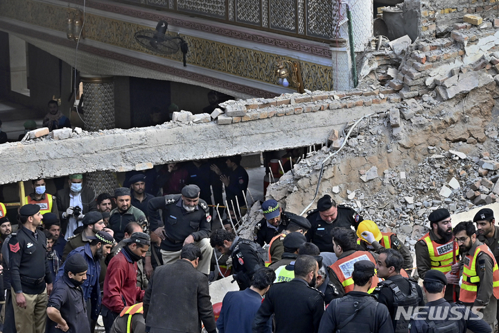 [페샤와르=AP/뉴시스] 30일(현지시간) 파키스탄 페샤와르의 한 이슬람 사원과 경찰서 부근에서 자살폭탄 테러가 발생, 경찰과 구조대가 희생자를 수색하고 있다. 2023.01.31.