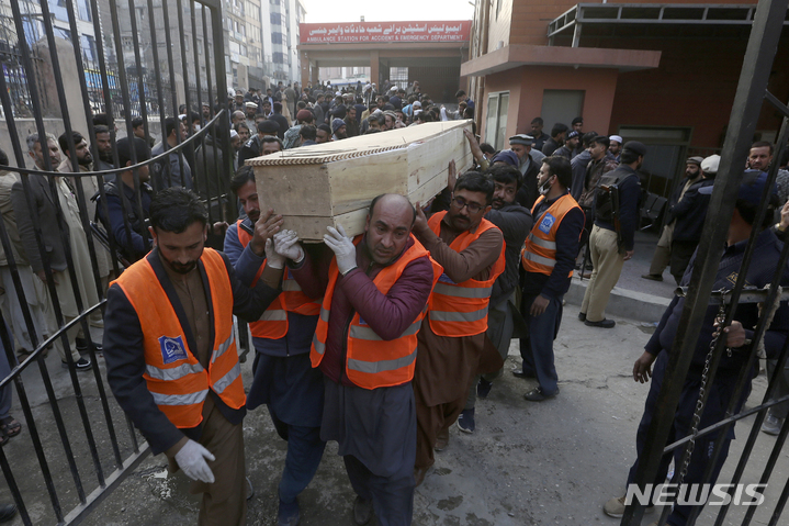 [페샤와르=AP/뉴시스] 30일(현지시간) 파키스탄 페샤와르의 한 이슬람 사원과 경찰서 부근에서 자살폭탄 테러가 발생, 한 병원에서 봉사자들이 테러로 사망한 남성의 관을 옮기고 있다. 페샤와르의 이슬람사원 자살폭탄테러로 최소 34명이 숨지고 150명이 넘는 부상자가 발생했다고 파키스탄 경찰은 밝혔다. 2023.01.30.