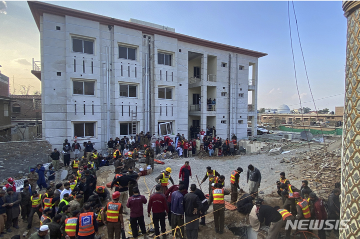 [페샤와르=AP/뉴시스] 30일(현지시간) 파키스탄 페샤와르의 한 이슬람 사원과 경찰서 부근에서 자살폭탄 테러가 발생, 경찰과 구조대가 희생자들을 수색하고 있다. 2023.01.31.