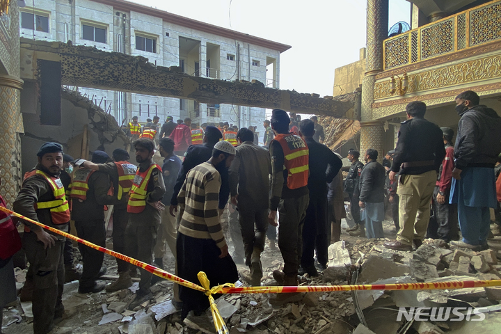 [페샤와르=AP/뉴시스] 30일(현지시간) 파키스탄 페샤와르의 한 이슬람 사원과 경찰서 부근에서 자살폭탄 테러가 발생, 경찰과 구조대가 시신을 수색하고 있다. 페샤와르의 이슬람사원 자살폭탄테러로 최소 34명이 숨지고 150명이 넘는 부상자가 발생했다고 파키스탄 경찰은 밝혔다. 2023.01.30.