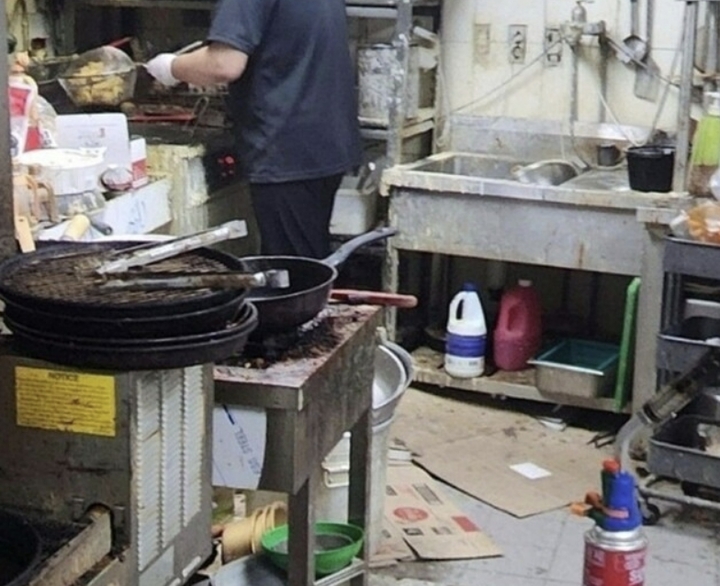 "쓰레기 누른 손으로 음식을?"…배달원이 목격한 충격적인 장면