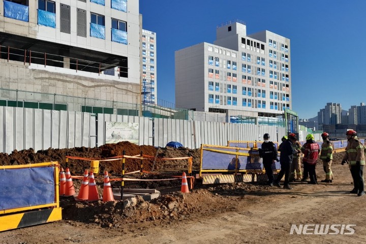 [인천=뉴시스] 인천 서구 심곡동 한 아파트 신축 공사장에서 항공투하탄이 발견됐다. (사진=인천소방본부 제공)