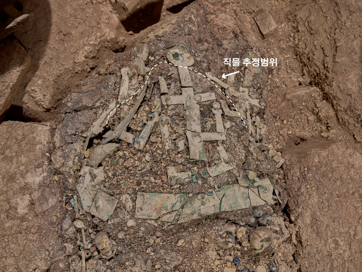 [서울=뉴시스] 창녕 교동과 송현동 고분군 63호분 금동관 출토 상태 및 금동관 안에 쓰는 고깔모양 모자 추정범위 (사진=문화재청 제공) 2023.01.31.&nbsp; photo@newsis.com *재판매 및 DB 금지