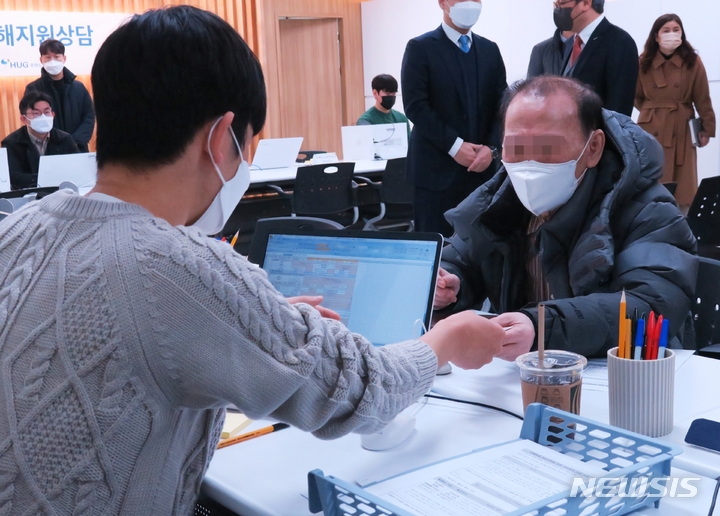 [인천=뉴시스] 김동영 기자 = 31일 오전 인천 부평구 십정동 더샵 부평센트럴시티 상가 A동 3층에 임시로 개소한 '전세피해지원센터'에서 피해자가 관계자와 상담을 하고 있다. 인천 지역 전세피해지원센터에서는 보증금 반환 등 소송절차 자문과 지급명령, 경매 등 민사집행 절차 등을 상담해준다. 2023.01.31. dy0121@newsis.com