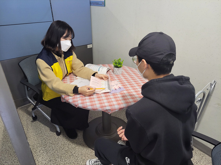 [서울=뉴시스] 돌봄매니저가 가족돌봄 청년에게 서비스에 대해 설명하고 있다.(사진=도봉구 제공) *재판매 및 DB 금지