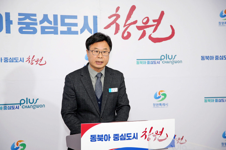 [창원=뉴시스] 강경국 기자 = 문상식 경남 창원특례시 도시정책국장이 31일 개발제한구역 단계적 해제 추진과 관련해 브리핑을 하고 있다. (사진=창원시청 제공). 2023.01.31. photo@newsis.com *재판매 및 DB 금지