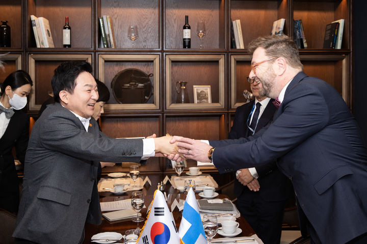 원희룡 국토교통부 장관이 31일 오전 서울 웨스틴조선호텔에서 방한 중인 티모 하라카(Timo Harakka) 핀란드 교통통신부 장관과 만나 양국 정부의 모빌리티 분야 협력을 강화해나가기로 했다.(사진 제공=국토부)&nbsp; *재판매 및 DB 금지