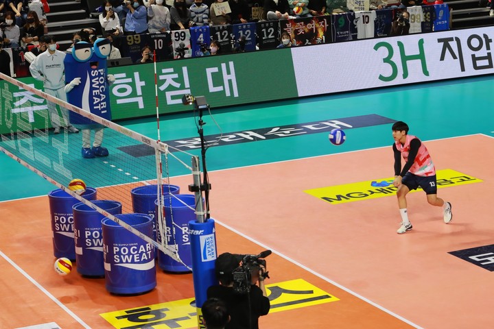 베스트 리베로 콘테스트에서 박경민 선수가 2점짜리 포카리스웨트볼을 받고 있다. (사진=동아오츠카 제공) *재판매 및 DB 금지