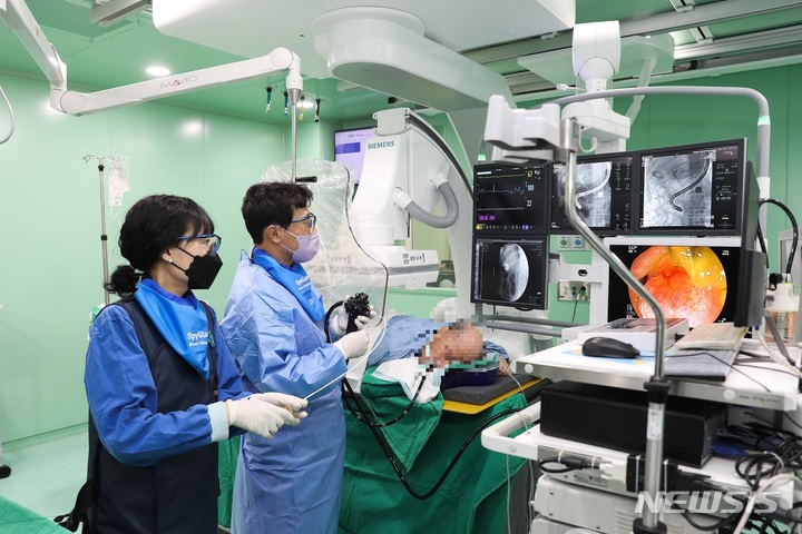 [서울=뉴시스]한림대학교동탄성심병원은 최근 세계에서 처음으로 소화기내과 전용으로 혈관질환을 진단·치료하는 혈관 조영 장비를 도입했다. (사진= 한림대동탄성심병원 제공) 2023.01.31.