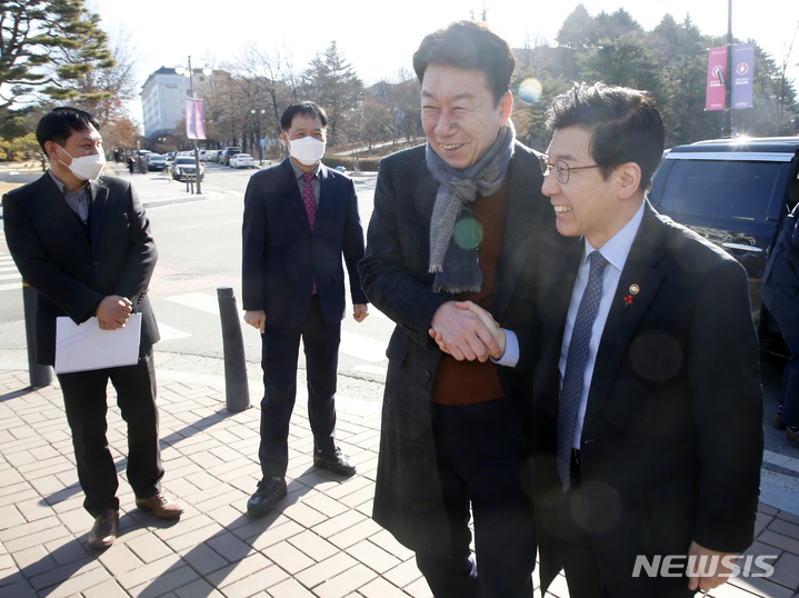 [전주=뉴시스]윤난슬 기자 = 우범기 전주시장은 31일 특강을 위해 전주를 찾은 최상대 기획재정부 제2 차관과 김현곤 재정정책국장, 이혜림 지역예산과장 등과 오찬 간담회를 갖고 전주시 발전을 위한 정부 예산 및 주요 현안 사업에 대한 지원을 건의했다.2023.01.31.(사진=전주시 제공) 