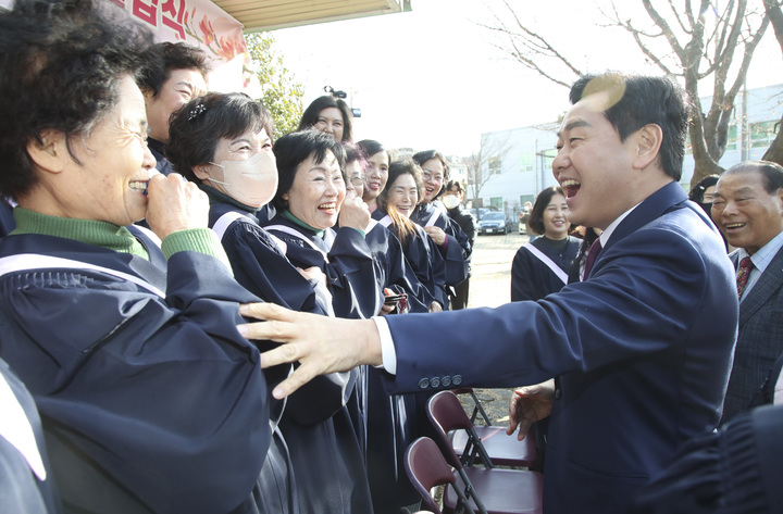 [전주=뉴시스] 전라북도립여성중고등학교 제23회 졸업식이 31일 열린 가운데 김관영 전북지사와 졸업생들이 대화를 나누고 있다. 2023.01.31 *재판매 및 DB 금지