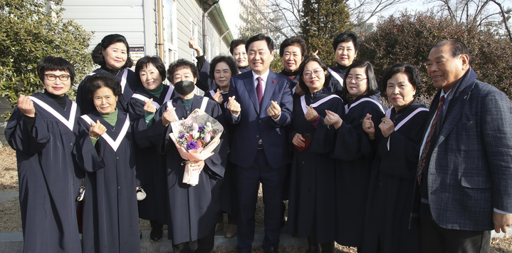 [전주=뉴시스] 전라북도립여성중고등학교 제23회 졸업식이 31일 열린 가운데 김관영 전북지사와 만학의 꿈을 이룬 졸업생들이 기념촬영을 하고 있다. 2023.01.31 *재판매 및 DB 금지