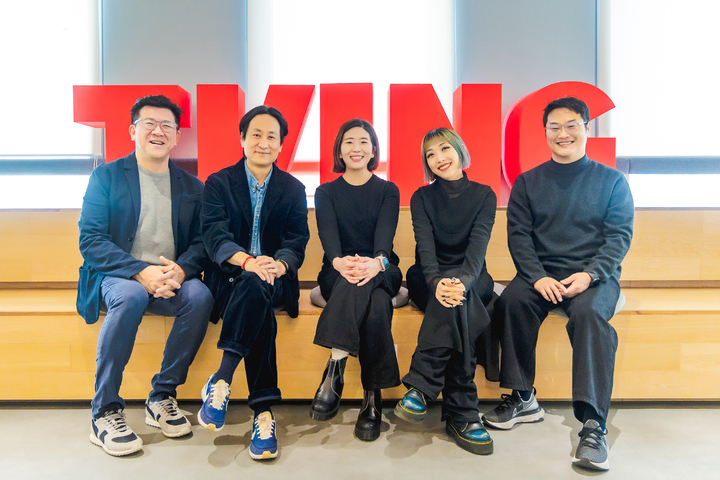 [서울=뉴시스] 왼쪽부터 '케이팝 제너레이션' 기획 총괄 프로듀서 정형진, 책임 프로듀서 임홍재, 연출 김선형, 이예지, 스토리 총괄 프로듀서 차우진. 2023.01.31. (사진 = 티빙 제공) photo@newsis.com *재판매 및 DB 금지