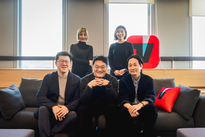 [서울=뉴시스] 아래 왼쪽부터 반 시계 방향으로. '케이팝 제너레이션' 기획 총괄 프로듀서 정형진, 스토리 총괄 프로듀서 차우진, 책임 프로듀서 임홍재 연출 김선형 연출 이예지. 2023.01.31. (사진 = 티빙 제공) photo@newsis.com *재판매 및 DB 금지