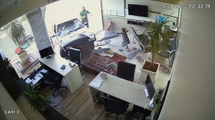 29일(현지시간) 브라질 서부 마투그로수두술주(州) 보니토의 운전학원 사무실 앞에 아버지와 함께 앉아 있던 마리아 루이자(5)는 갑자기 돌진한 검은색 해치백 승용차에 부딪쳐 몸이 날아갔지만 무사했다고 데일리메일 등이 30일 보도했다. 출처 : CCTV Footage from bonito driving school *재판매 및 DB 금지