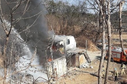 문경시 산양면 한 컨테이너에서 화재가 발생해 연기가 나고 있다. (사진=경북소방본부 제공) *재판매 및 DB 금지