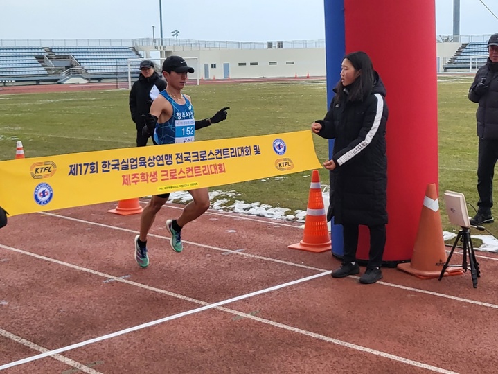 [청주=뉴시스] 우승 테이프를 끊는 이장군. photo@newsis.com&nbsp; *재판매 및 DB 금지