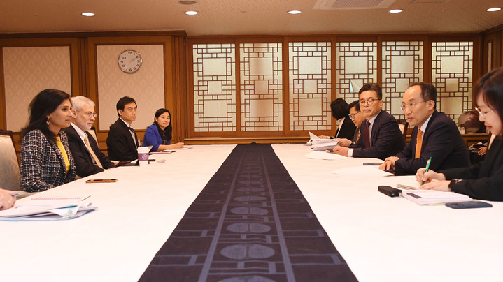 [세종=뉴시스] 추경호 경제부총리 겸 기획재정부 장관이 31일 정부서울청사에서 기타 고피나스 국제통화기금(IMF) 수석부총재와 면담을 하고 있다. (사진=기재부 제공)&nbsp; *재판매 및 DB 금지