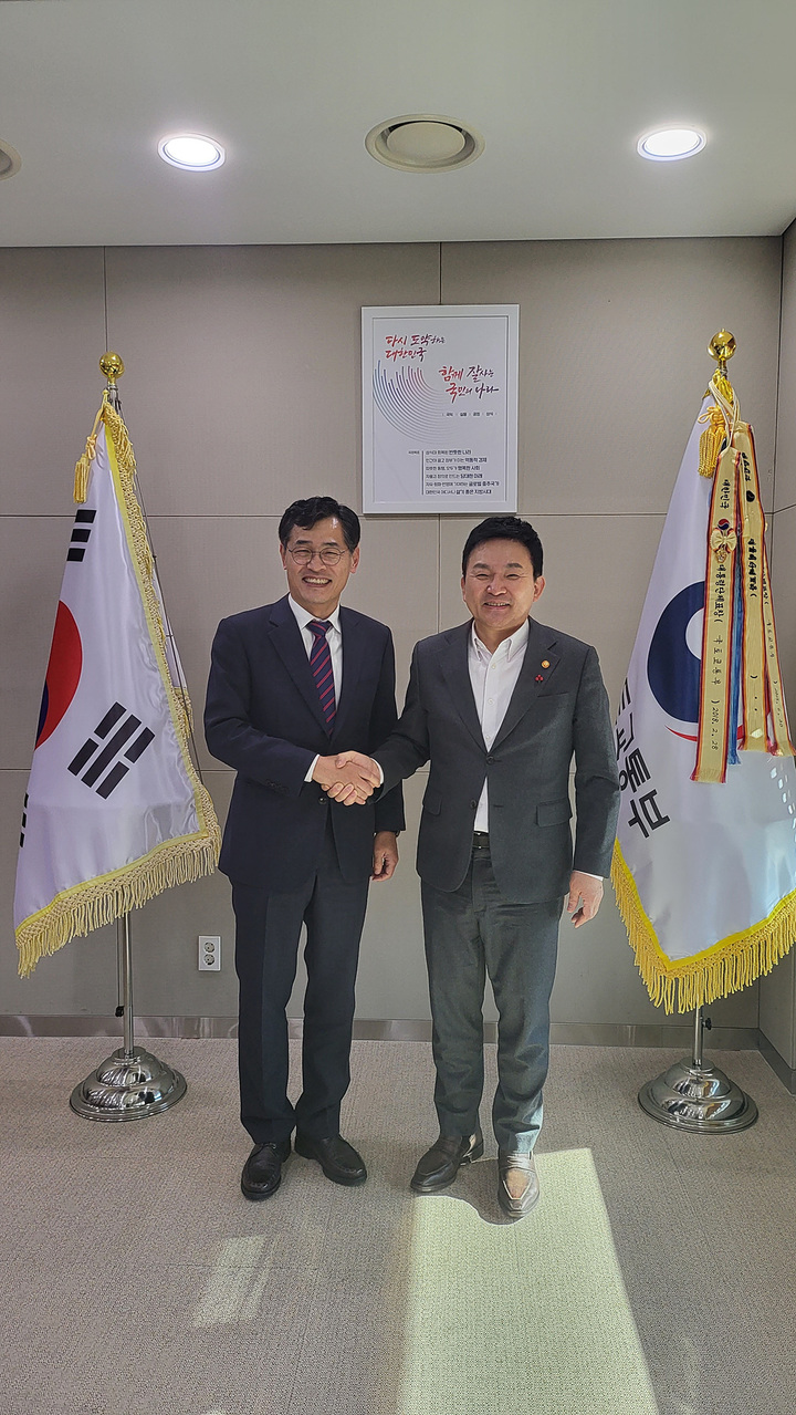 [서울=뉴시스]원희룡(오른쪽) 장관과 이기재 구청장.(사진=양천구 제공) *재판매 및 DB 금지