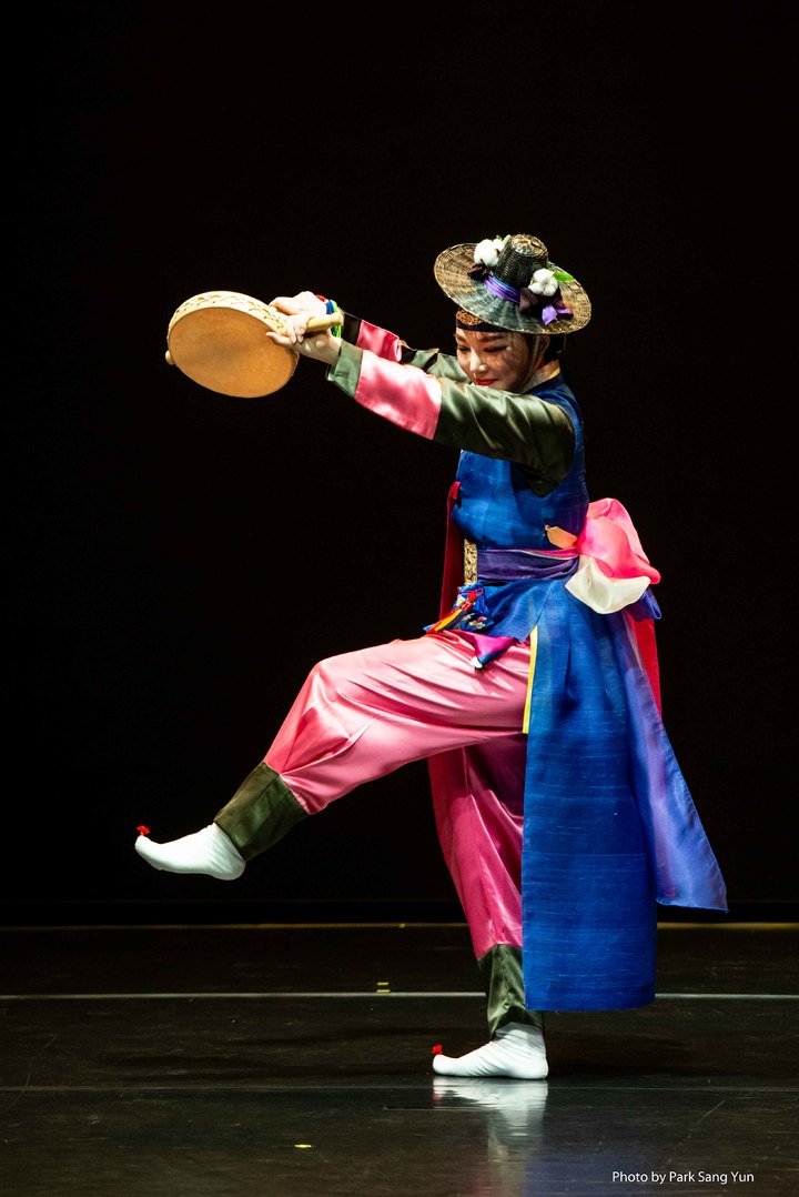 [서울=뉴시스] 2022년 '팔일(八佾)' 공연 권명화류 소고춤 (사진=한국문화재재단 제공) 2023.01.31. photo@newsis.com *재판매 및 DB 금지