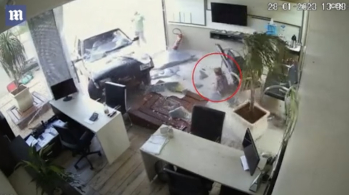 [서울=뉴시스] 브라질에서 한 5살 소녀가 음주 운전자가 몰던 차량에 치였지만 베인 곳 외엔 상처 없이 위기를 모면하는 기적이 일어났다고 30일(현지시간) 데일리 메일이 보도했다. <출처 : 데일리 메일 홈페이지 캡처> 2023.01.31. *재판매 및 DB 금지