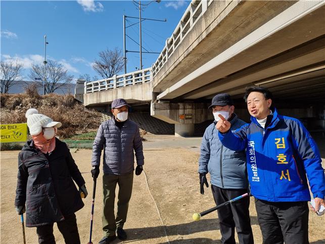 [전주=뉴시스] 김호서 전주을 예비후보(오른쪽)가 31일 전주 서신동 전주파크골프장에서 열린 ‘2022 파크골프 결산정기총회’ 참석해 애로사항을 청취하고 있다. 2023.01.31 (사진= 김호서 예비후보 제공) *재판매 및 DB 금지