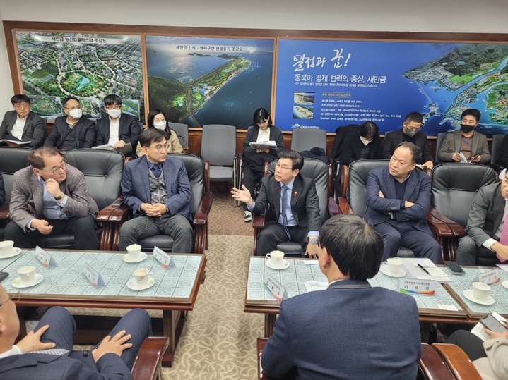 [군산=뉴시스] 31일 최상대 기획재정부 2차관은 새만금 현장 방문새만금 33센터 접견실에서 ㈜풍림파마텍, ㈜이씨스, ㈜휴먼컴퍼지트, 솔베이실리카코리아㈜, 도레이첨단소재㈜ 군산공장 등 새만금 산업단지 입주기업 대표들과 간담회를 가지고 있다. 2023.01.31&nbsp; *재판매 및 DB 금지