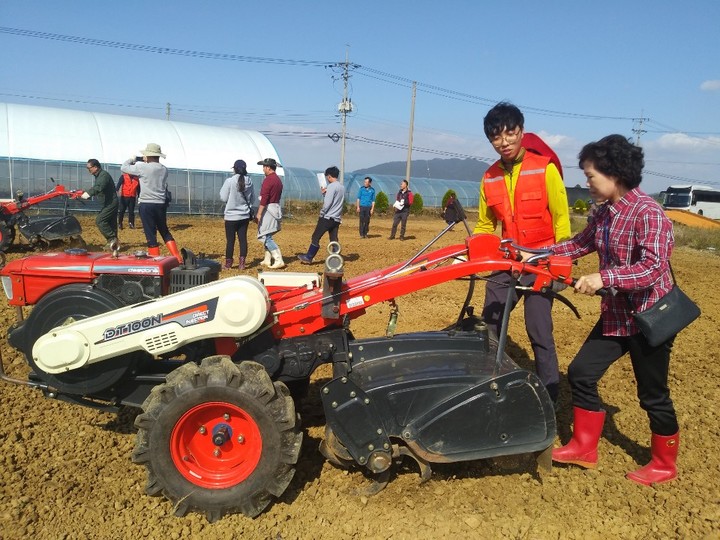 정읍시가 관내 여성농업인의 복지향상을 위해 다양한 지원사업을 펼치고 있는 가운데 한 여성농업인이 농업기술센터를 통해 농기계 사용 교육을 받고 있다. *재판매 및 DB 금지