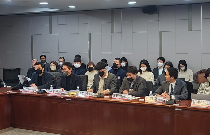 [서울=뉴시스] 차명훈 코인원 대표가 지난달 30일 열린 '신산업 규제혁신 TF 연구 결과 보고회'에서 발언하는 이동욱 FIU 가상자산검사과장을 보고 있다. (사진=이지영 기자) 2023.02.01 *재판매 및 DB 금지