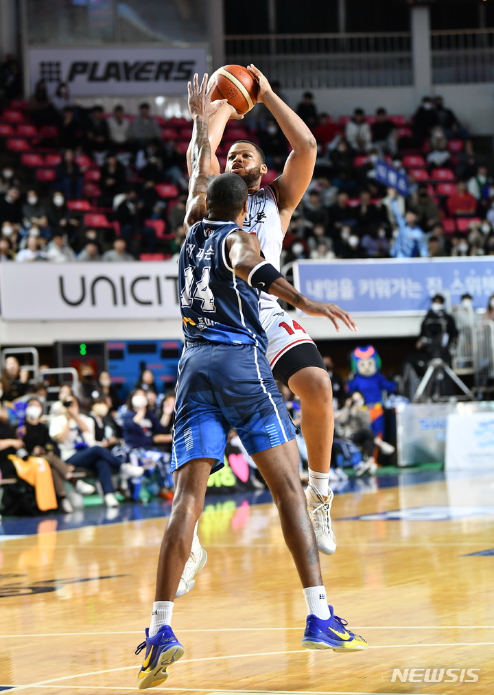 [서울=뉴시스]프로농구 스펠맨과 제퍼슨의 대결. (사진=KBL 제공)