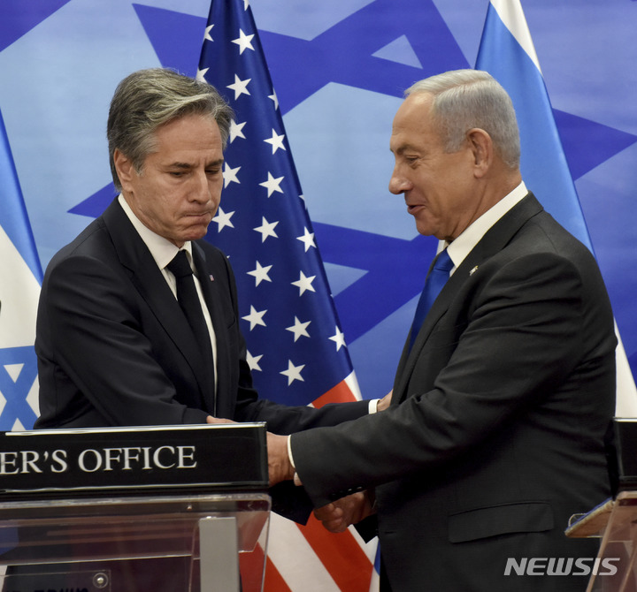 [예루살렘=AP/뉴시스] 토니 블링컨(왼쪽) 미국 국무장관과 베냐민 네타냐후 이스라엘 총리가 1월 30일 이스라엘 예루살렘 총리실에서 공동 기자회견을 마치고 악수하고 있다. 블링컨 장관은 "상황을 진정시키고 긴장을 완화하기 위해 긴급 조처를 해야 한다"며 최근 이스라엘과 팔레스타인의 무력 충돌로 높아진 긴장을 완화하는 조치를 촉구했다. 2023.01.31.