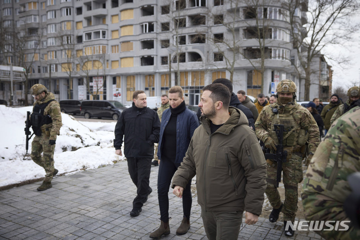 [미콜라이우=AP/뉴시스] 볼로디미르 젤렌스키(오른쪽) 우크라이나 대통령이 30일(현지시간) 미콜라이우를 방문한 메테 프레데릭센 덴마크 총리와 러시아군 포격 피해 현장을 둘러보고 있다. 양국 정상은 러시아군의 포격 피해 현장을 둘러보고 병원을 찾아 부상한 군인들을 위로했다. 2023.01.31.