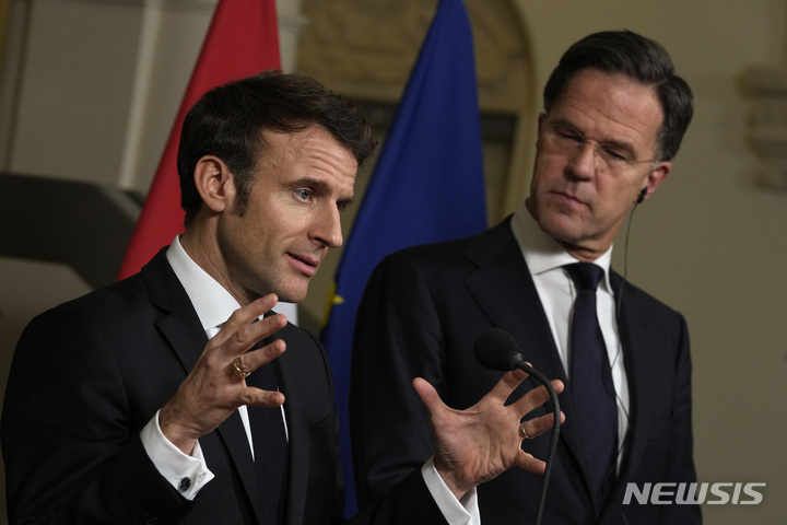 [헤이그=AP/뉴시스] 에마뉘엘 마크롱 프랑스 대통령(왼쪽)과 마르크 뤼터 네덜란드 총리가 30일(현지시간) 네덜란드 헤이그에서 정상회담을 한 뒤 공동 기자회견을 하고 있다. 양국 정상은 우크라이나에 대한 전투기 지원 가능성을 배제하진 않았지만 확전으로 이어져서는 안 된다는 등 몇 가지 조건을 달았다. 2023.01.31.