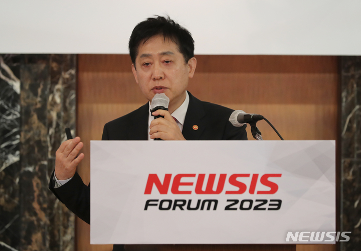 [서울=뉴시스] 김금보 기자 = 김주현 금융위원회 위원장이 31일 오전 서울 소공동 롯데호텔서울에서 열린 '2023 뉴시스 금융 포럼'에서 2023년 금융정책 방향에 대한 특별강연을 하고 있다. 2023.01.31. kgb@newsis.com