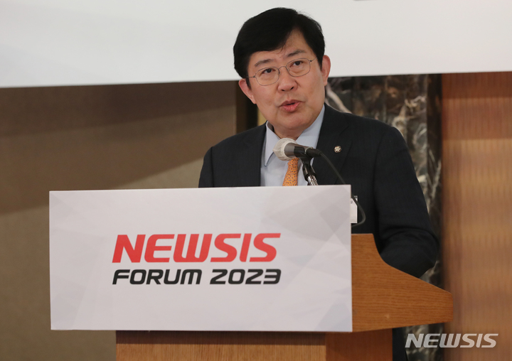 [서울=뉴시스] 김금보 기자 = 윤창현 국회 정무위원회 위원이 31일 오전 서울 소공동 롯데호텔서울에서 열린 '2023 뉴시스 금융 포럼'에서 축사하고 있다. 2023.01.31. kgb@newsis.com
