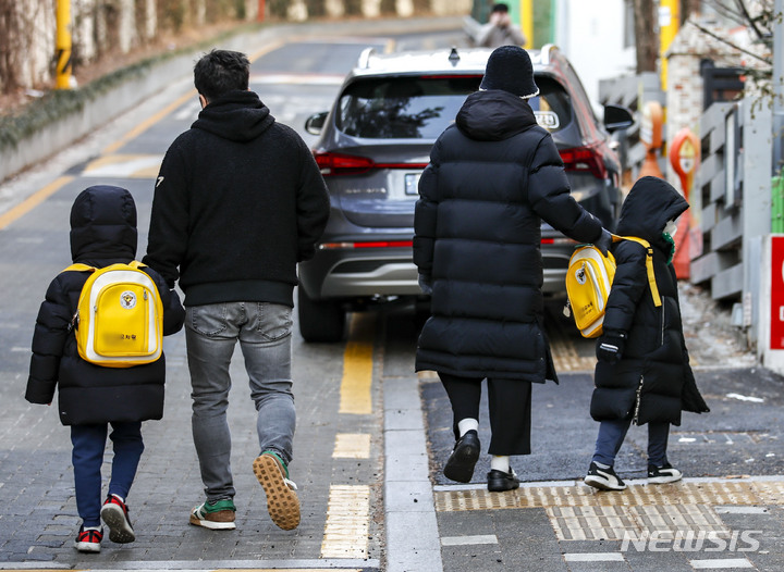 [서울=뉴시스] 정병혁 기자 = 지난달 31일 오전 어린이들이 서울 한 어린이집으로 등원하고 있다. 2023.01.31. jhope@newsis.com