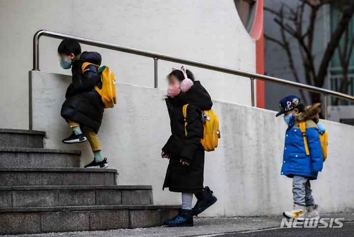 [서울=뉴시스] 어린이들이 서울 한 유치원으로 등원하고 있다. (사진=뉴시스DB). 2024.06.27. photo@newsis.com