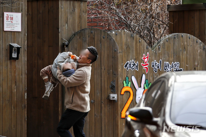 [서울=뉴시스] 2023년 1월 31일 어린이들이 서울 한 유치원으로 등원하는 모습 (사진=뉴시스 DB) 2023.01.31. photo@newsis.com