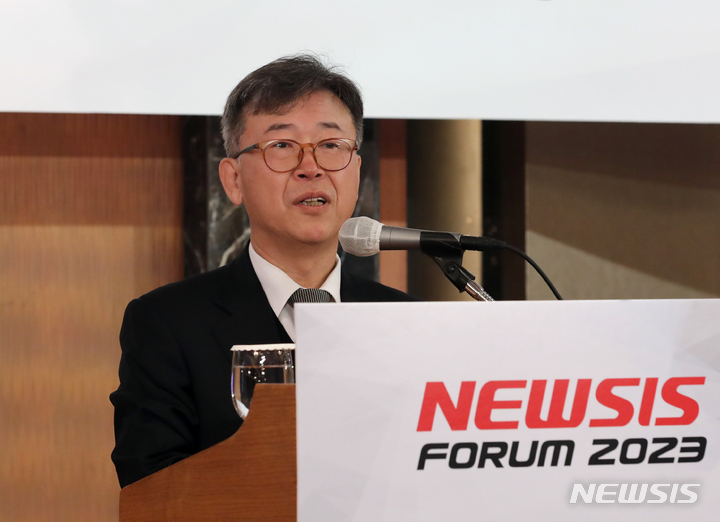 [서울=뉴시스] 김금보 기자 = 김형기 뉴시스 대표이사 사장이 31일 오전 서울 소공동 롯데호텔서울에서 열린 '2023 뉴시스 금융 포럼'에서 인사말을 하고 있다. 2023.01.31. kgb@newsis.com