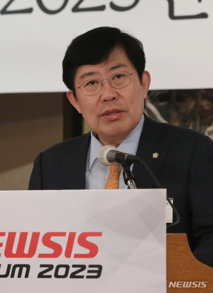 [서울=뉴시스] 김금보 기자 = 윤창현 국회 정무위원회 위원이 31일 오전 서울 소공동 롯데호텔서울에서 열린 '2023 뉴시스 금융 포럼'에서 축사하고 있다. 2023.01.31. kgb@newsis.com