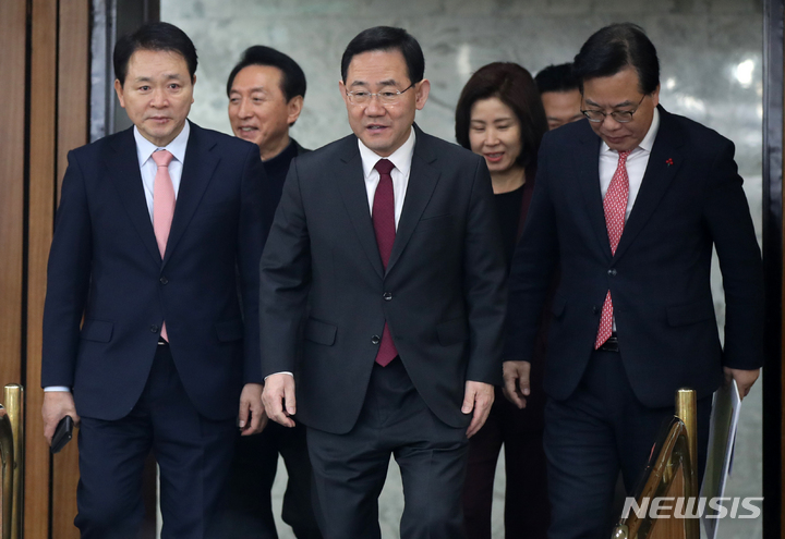 [서울=뉴시스] 고범준 기자 = 주호영(가운데) 국민의힘 원내대표가 31일 오전 서울 여의도 국회에서 열린 원내대책회의에 참석하고 있다. 2023.01.31. bjko@newsis.com