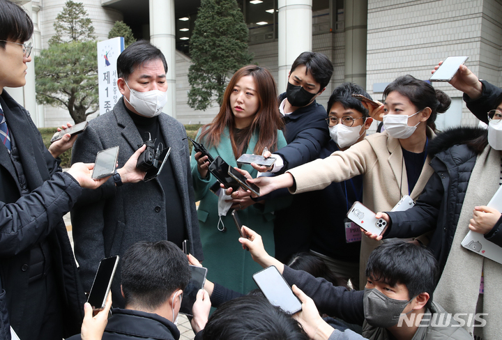 [서울=뉴시스] 고승민 기자 = 유동규 전 성남도시개발공사 기획본부장이 31일 서울중앙지방법원에서 열린 뇌물전달 관련 1차 공판준비기일 출석 후 취재진 질문에 답하고 있다. 2023.01.31. kkssmm99@newsis.com