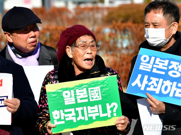 [광주=뉴시스] 이영주 기자 = 일제 근로정신대 피해자 양금덕(93) 할머니가 31일 오전 광주 동구 5·18민주광장에서 열린 광주전남역사정의평화행동(준)의 기자회견에 참석해 대한민국 정부의 대일 외교 방식을 규탄하고 있다. 2023.01.31. leeyj2578@newsis.com